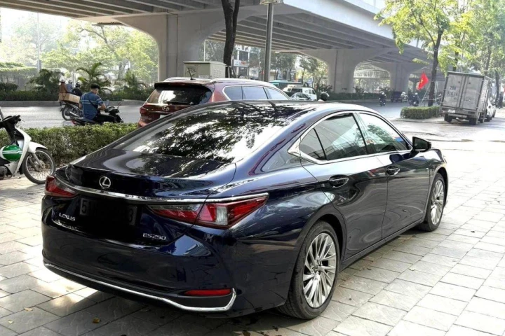 Lexus ES 2020