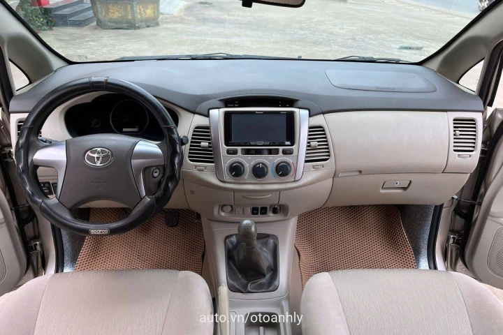 Toyota Innova 2.0E 2015