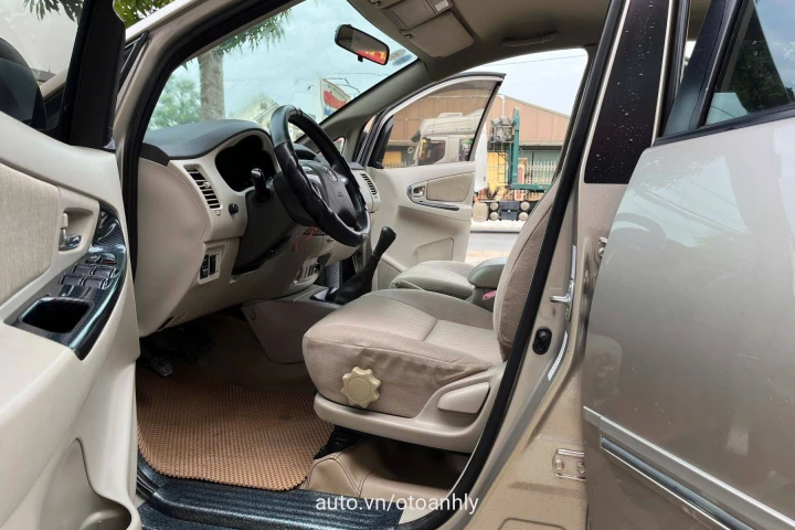 Toyota Innova 2.0E 2015