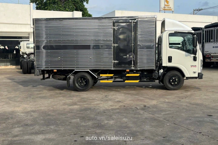 Isuzu Xe tải thùng 2024