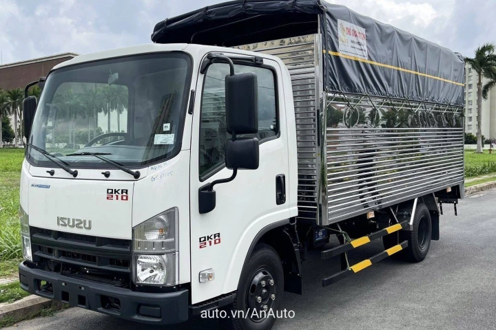 Isuzu Xe tải thùng 2024