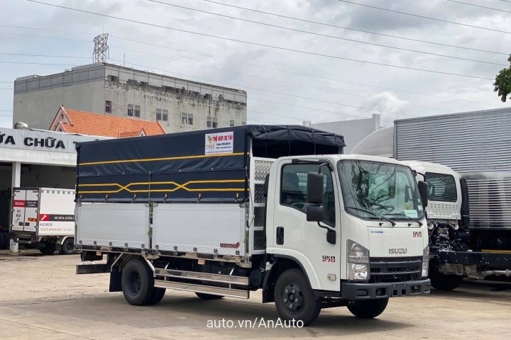 Isuzu Xe tải thùng 2024